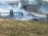 Fogo em vegetação se espalha e atinge galpão no interior de Belmonte