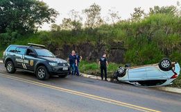 Homem fica ferido após perder o controle da direção, bater em barranco e capotar na BR-163