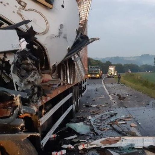 Caminhoneiro morre em colisão envolvendo ônibus com destino a SMOeste