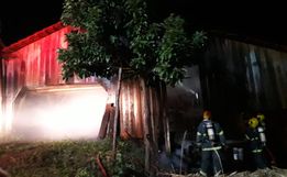 Brasas dão início a incêndio e galpão fica danificado no interior de Itapiranga