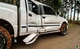 VÍDEO: Para não colidir em carro, condutor desvia e colide em poste