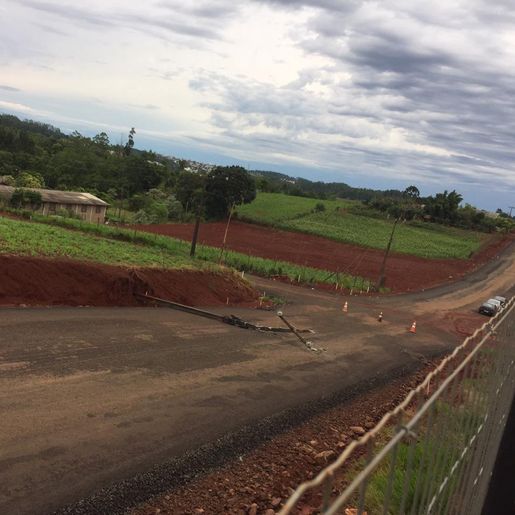OUÇA: Temporal derruba postes de energia em São Miguel do Oeste