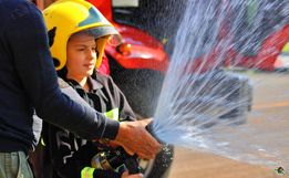 Quartel dos bombeiros de SMO recebe 200 crianças no Dia das Crianças