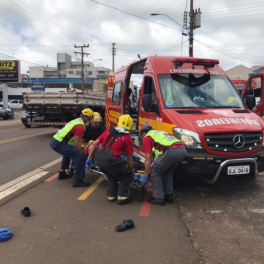Vídeo: Motociclista e pedestre sofrem ferimentos em atropelamento 