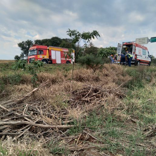 Saída de pista de caminhão deixa condutor ferido na BR-158