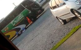 Bandidos armados assaltam ônibus e fogem da polícia em SC