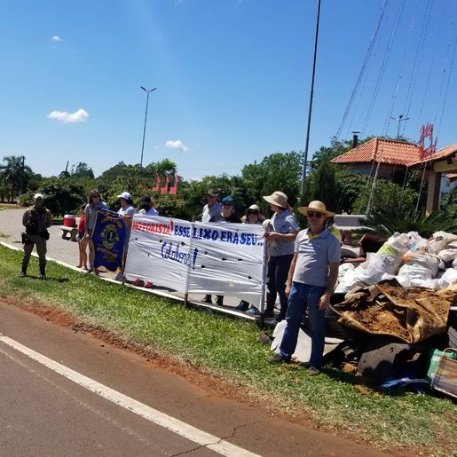 Mais de 200 sacos de lixo são recolhidos por voluntários nas margens das rodovias em Iporã do Oeste
