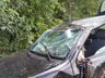 Carro sai da pista e tomba na SC 163 em Iporã do Oeste