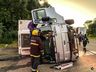 Motorista perde controle da direção e tomba caminhão na BR-282; vídeo
