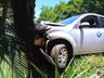Motorista perde controle da direção e carro se choca contra árvore na SC 163
