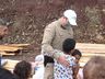 FOTOS: PMRv entrega donativos à família flagrada com onze pessoas em veículo na SC-283