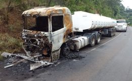 Scania do Paraguai pega fogo na BR 282