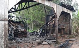 Bombeiros combatem incêndio em galpão no interior de Tunápolis
