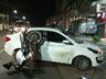 Moto fica pendurada em carro após colisão no centro de São Miguel do Oeste
