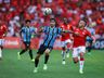 Em jogo polêmico, Inter vira no final e vence Grenal no Beira-Rio
