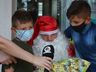 Campanha “Um presente de Natal” reúne crianças para entrega de presentes