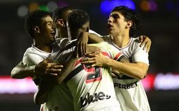 São Paulo vence de virada e empurra Grêmio para a zona de rebaixamento