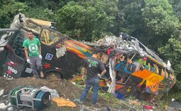 Acidente com ônibus no Paraná deixa 21 mortos e 33 feridos, diz PM