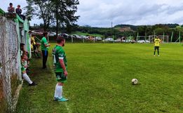 Canarinho da Mariflor vence e garante vaga na semifinal em Cedro