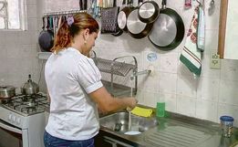 Mulheres trabalham quase duas vezes mais que homens em atividades domésticas