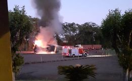 VÍDEO: Caminhão é completamente destruído pelas chamas na BR-282