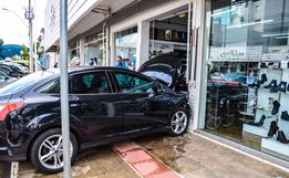 VÍDEO: mulher colide com o carro em fachada de empresa em São Miguel do Oeste