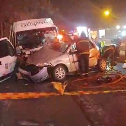 Colisão entre carro e Van deixa três mortos e oito feridos