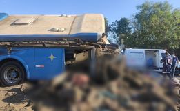 Acidente entre ônibus e caminhão deixa 41 mortos em SP