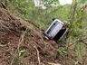 Carro sai da pista cai de ribanceira e fica preso em árvores na BR-282 em Iraceminha