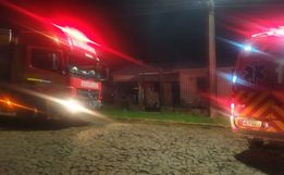 Rápida atuação do Corpo de Bombeiros salva casa em incêndio