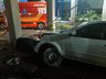 Motorista embriagada colide carro em orelhão telefônico no centro da cidade