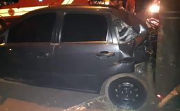 Motorista fica ferida ao colidir carro em poste 