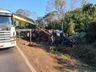 Caminhoneira fica presa às ferragens em tombamento na BR-282