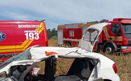 Condutor fica ferido após carro sair da pista e capotar em lavoura na SC-305