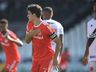 Inter vence com polêmica de VAR, mantém liderança e complica o Vasco