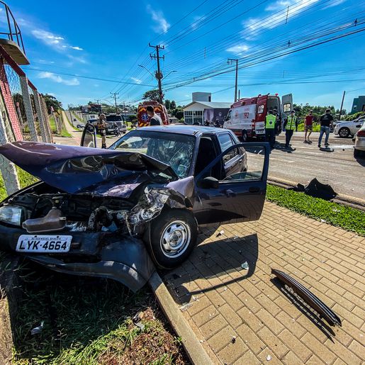 VÍDEO: colisão envolve três carros e deixa feridos na Willy Barth