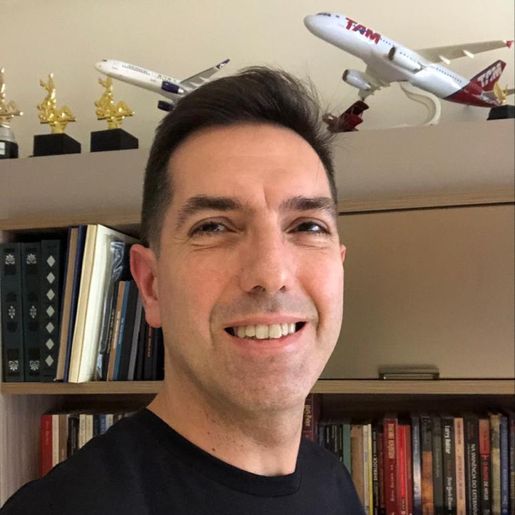 Comandante de linha aérea relata trajetória profissional do jornalismo para a aviação