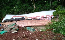Carreta tomba e casal fica ferido em grave acidente na RSC-472