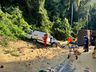 Carreta tomba sobre carros e deixa uma pessoa morta no Oeste