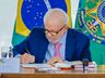 Lula sanciona lei que proíbe celulares em escolas públicas e particulares do Brasil