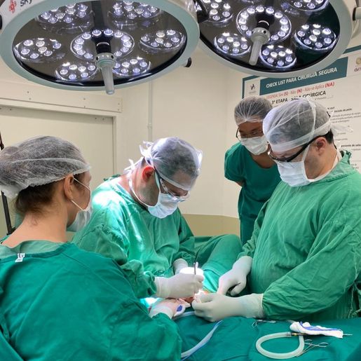 Gêmeas trans de 19 anos fazem cirurgia de readequação de sexo em SC