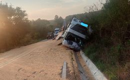 Caminhão carregado de milho tomba na SC 161, em Palma Sola
