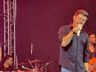 Mesmo com chuva, público lota espaço de shows para ver Marcos e Belutti