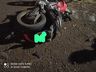 Motociclista fica gravemente ferido em colisão com carro estacionado 