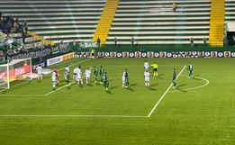 Chapecoense goleia o Amazonas por 4 a 0 e sobe na tabela da Série B