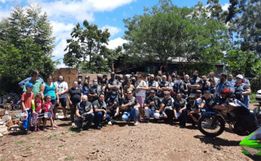 Família em vulnerabilidade social recebe ajuda de moto clube
