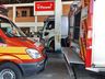 Caminhoneiro tem perna amputada após caminhão desandar e colidir em pilar de posto de combustíveis