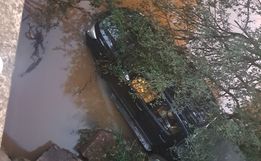 Caminhonete cai em rio no interior de Itapiranga