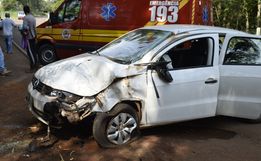 Mulher sofre ferimentos em colisão contra árvore