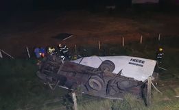 Homem e criança morrem em tombamento de caminhão na BR-280